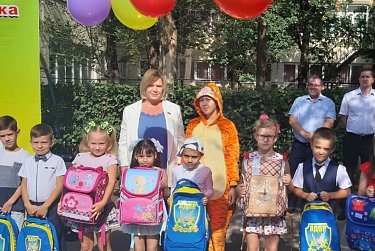 Подарки первоклашкам от депутатов